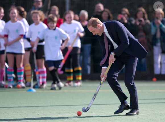 Le prince William s'essaye au hockey, spécialité de Kate Middleton, au centre de loisirs Donald Dewar à Glasgow le 4 avril 2013