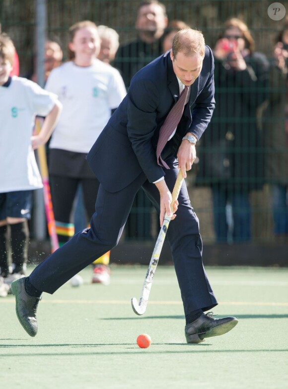 Le prince William s'essaye au hockey, spécialité de Kate Middleton, au centre de loisirs Donald Dewar à Glasgow le 4 avril 2013