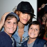 Rihanna, en virée shopping à Beverly Hills, elle prend la pose avec ses fans