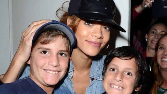 Rihanna, en virée shopping à Beverly Hills, elle prend la pose avec ses fans