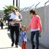 Jennifer Garner et Ben Affleck se promènent avec leurs filles Seraphina et Violet à Los Angeles le 6 avril 2013.