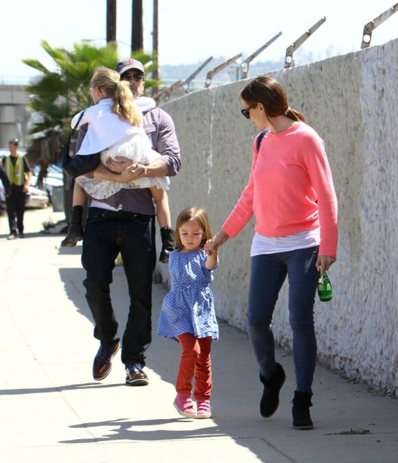 Jennifer Garner et Ben Affleck se promènent avec leurs filles Seraphina et Violet à Los Angeles le 6 avril 2013.
