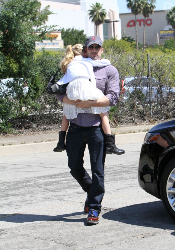 Les acteurs Jennifer Garner et Ben Affleck se promènent avec leurs enfants Seraphina et Violet à Los Angeles le 6 avril 2013.