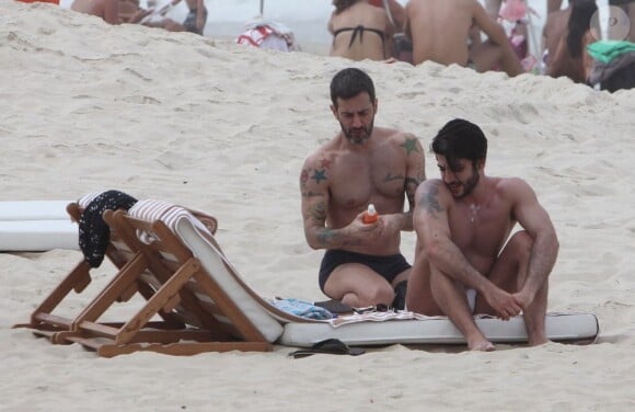 Marc Jacobs, quelques jours avant son anniversaire, et son petit ami Harry Louis en vacances sur une plage d'Ipanema a Rio de Janeiro, le 7 avril 2013.