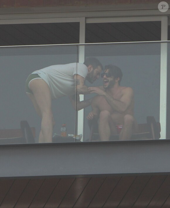 Marc Jacobs et son petit ami Harry Louis sur le balcon de leur chambre d'hôtel à Rio de Janeiro. Le 7 avril 2013.