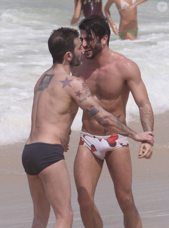 Marc Jacobs et Harry Louis, complices et tactiles sur une plage d'Ipanema. Rio de Janeiro, le 7 avril 2013.