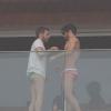 Marc Jacobs et son petit ami Harry Louis sur le balcon de leur chambre d'hôtel à Rio de Janeiro. Le 7 avril 2013.
