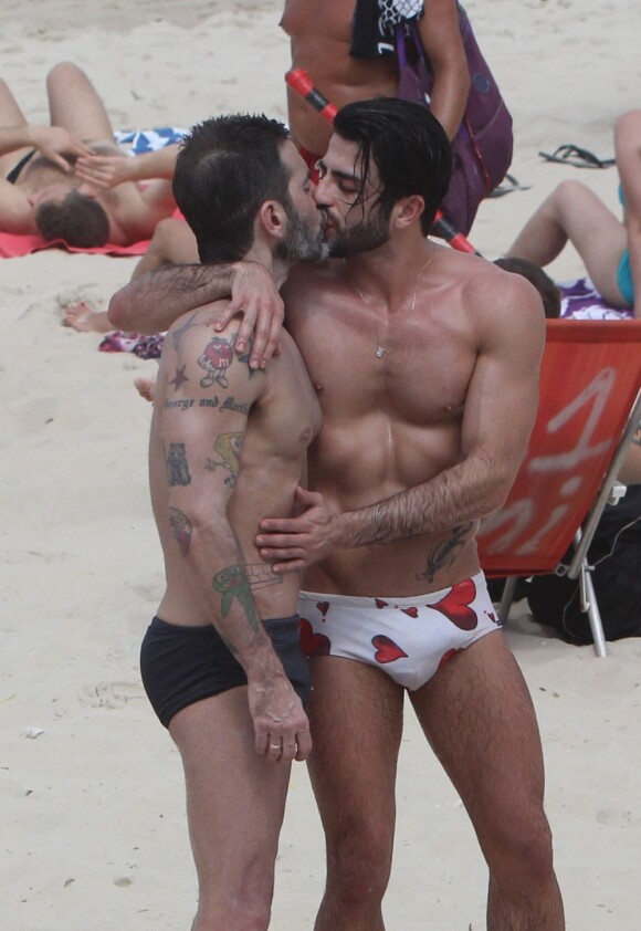 Marc Jacobs et son petit ami Harry Louis s'embrassent sur une plage d'Ipanema à Rio de Janeiro, le 7 avril 2013.