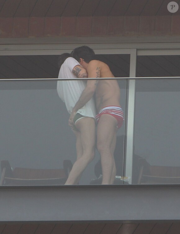 Marc Jacobs (en T-shirt) et Harry Louis, très tactiles sur le balcon de leur chambre d'hôtel à Rio de Janeiro. Le 7 avril 2013.