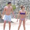Jessica Alba et son mari Cash Warren profitent d'une journée de détente à la plage lors de leurs vacances à Saint-Barthelemy, le 7 avril 2013.