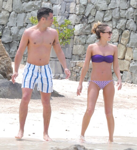 Jessica Alba et son mari Cash Warren profitent d'une journée de détente à la plage lors de leurs vacances à Saint-Barthelemy, le 7 avril 2013.