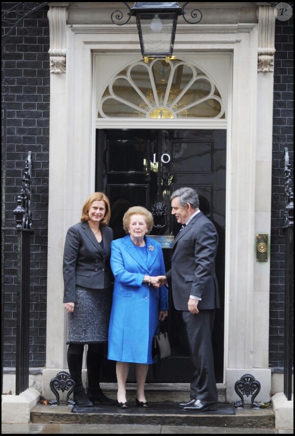 Margaret Thatcher devant le 10 Downing Street à Londres, invitée par Gordon Brown en 2009