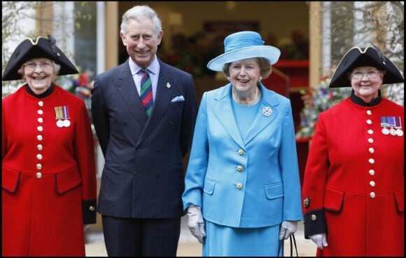 Le prince Charles et Margaret Thatcher lors de l'inauguration de la nouvelle infirmerie du Royal Hospital de Chelsea à Londres en 2009