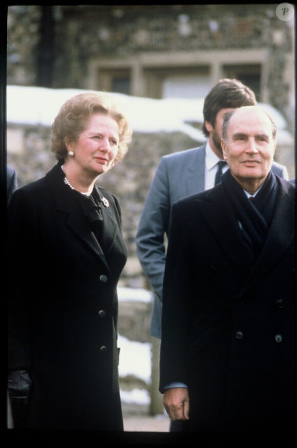 Margaret Thatcher et François Mitterrand lors de la signature des accords pour la construction d'un tunnel sous la Manche le 17 décembre 1985
