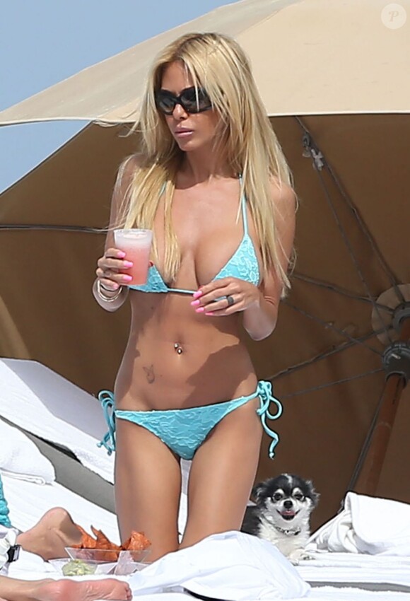 Shauna Sand, habillée d'un bikini bleu ciel, se détend sur la plage à Miami. Le 7 avril 2013.