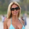 Shauna Sand, 41 ans, prend la pose sur la plage à Miami en bikini bleu ciel. Le 7 avril 2013.