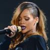 Rihanna exécute son numéro de séduction sur la scène du Staples Center. Los Angeles, le 8 avril 2013.