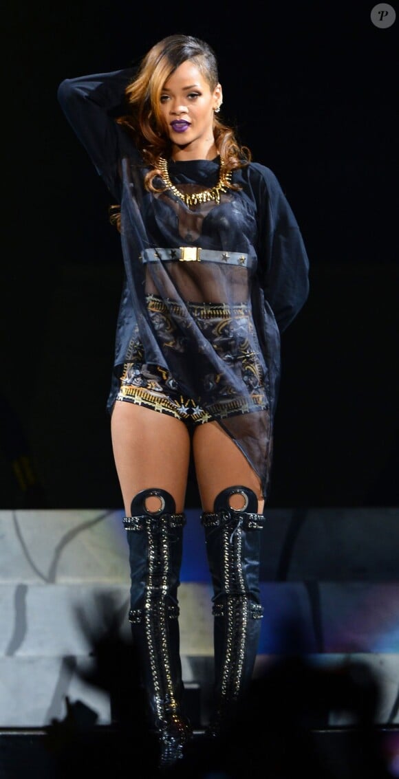 La sexy Rihanna livrait un concert épique au Staples Center pour sa tournée mondiale Diamonds World Tour. Los Angeles, le 8 avril 2013.