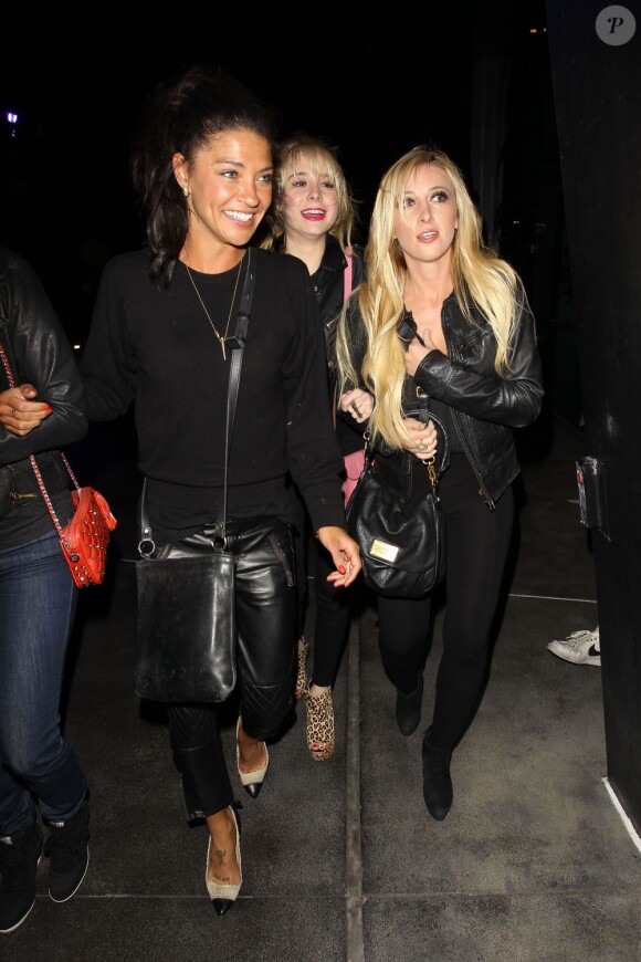 Jessica Szohr et deux amies arrivent au Staples Center pour assister au concert de Rihanna. Los Angeles, le 8 avril 2013.