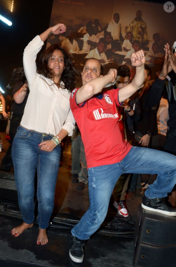 Amel Bent et l'humoriste Bouder lors de la soirée caritative Une nuit à Makala, au Zénith de Lille le 8 avril 2013.