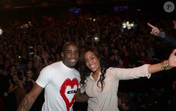 Amel Bent et Rio Mavuba, capitaine de l'équipe de foot de Lille et organisateur de la soirée caritative Une nuit à Makala, au Zénith de Lille le 8 avril 2013.