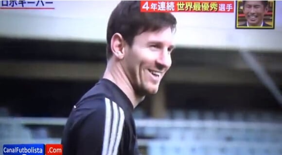 Lionel Messi, tout heureux d'avoir vaincu son adversaire pas comme les autres pour la télé japonaise