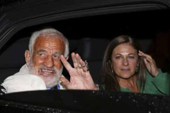 Jean-Paul Belmondo et sa fille Florence quittent le restaurant Veramente où il a fêté ses 80 ans, le 9 avril 2013.