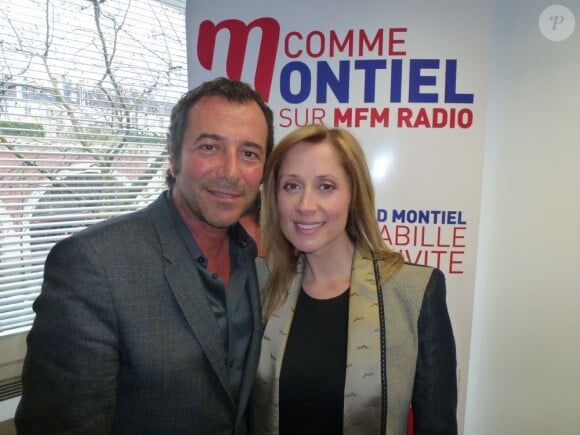 Lara Fabian pose avec Bernard Montiel chez MFM Radio le samedi 13 avril 2013