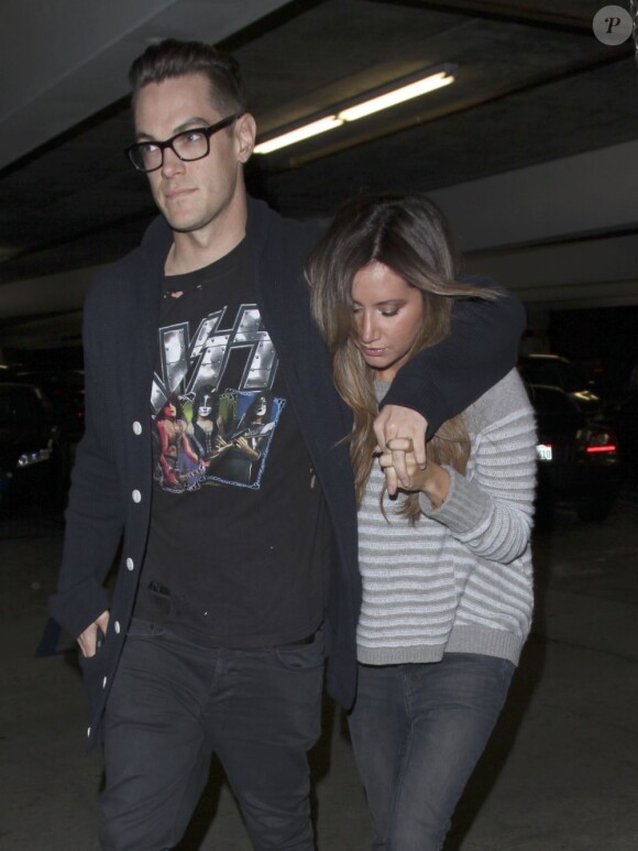 Ashley Tisdale et son petit ami Christopher French vont au cinéma à Hollywood, le 5 avril 2013.