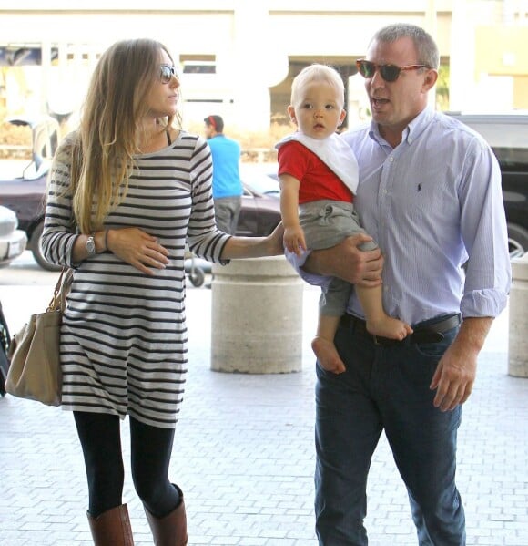 Guy Ritchie, sa fiancée Jacqui Ainsley (enceinte) et leur fils Rafael à l'aéroport de Los Angeles, le 9 octobre 2012.