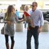 Guy Ritchie, sa fiancée Jacqui Ainsley (enceinte) et leur fils Rafael à l'aéroport de Los Angeles, le 9 octobre 2012.