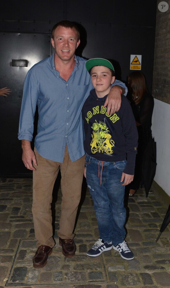 Guy Ritchie et son fils Rocco (né de son union avec Madonna) à Londres le 27 juillet 2012.
