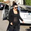 Kim Kardashian, enceinte et sportive, quitte les Tracy Anderson Studios à Los Angeles. Le 10 avril 2013.