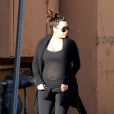 Kim Kardashian, enceinte et sportive, quitte les Tracy Anderson Studios à Los Angeles. Le 10 avril 2013.