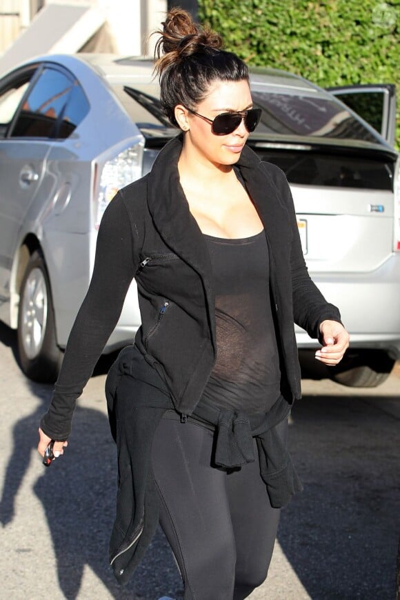 Kim Kardashian, très en forme et en formes, quitte les Tracy Anderson Studios à Los Angeles. Le 10 avril 2013.