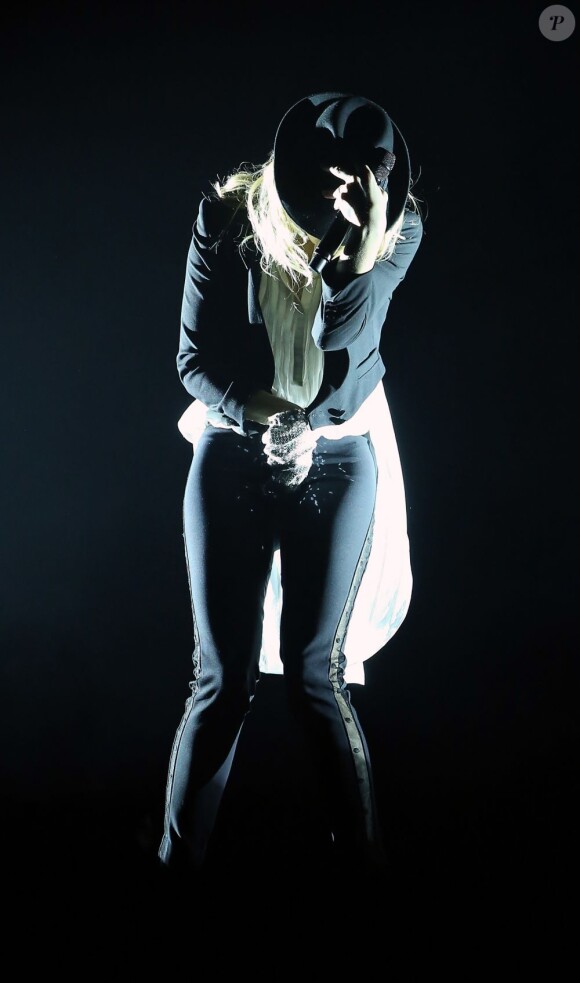 Véronic DiCaire, en Michael Jackson, en spectacle à l'Olympia à Paris, le 27 novembre 2012.