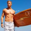 Kellan Lutz dans la nouvelle campagne printemps-été de la marque de vêtements de plage Op.