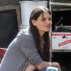 Katie Holmes prend une pause sur le tournage de Mania Days sous la direction de Paul Dalio et du producteur Spike Lee à Odessa, East Village, New York, le 10 avril 2013.
