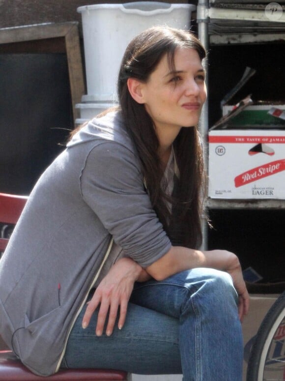 Katie Holmes prend une pause sur le tournage de Mania Days sous la direction de Paul Dalio et du producteur Spike Lee à Odessa, East Village, New York, le 10 avril 2013.
