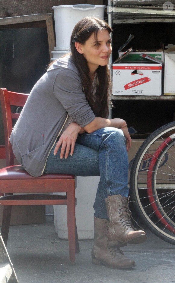 Katie Holmes souriante sur le tournage de Mania Days à Odessa, East Village, New York, le 10 avril 2013.