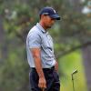 Tiger Woods, désapointé par l'un de ses coups lors du premier tour du Masters d'Augusta le 11 avril 2013