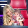 Shakira et son fils Milan, peu content de ce qu'il entend lors de l'enregistrement de l'émission The Voice à Los Angeles dans la semaine du 8 avril 2013