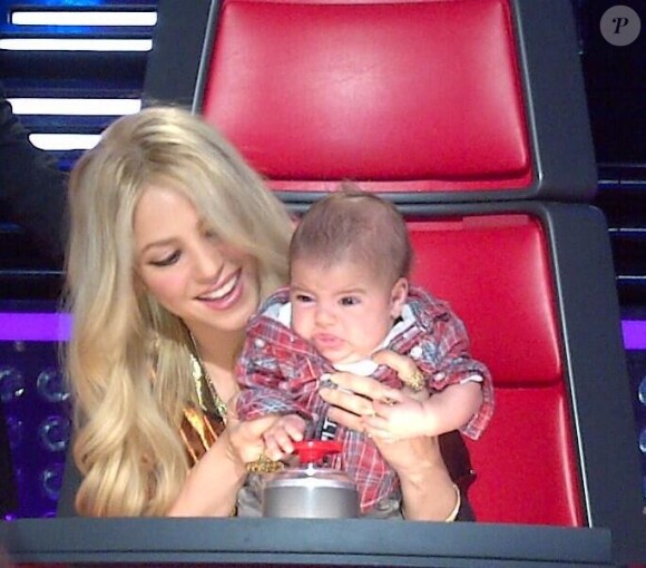 Shakira et son fils Milan, peu content de ce qu'il entend lors de l'enregistrement de l'émission The Voice à Los Angeles dans la semaine du 8 avril 2013