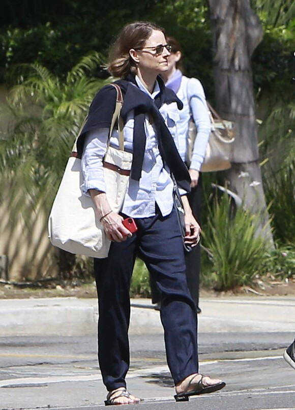 Exclusif - Jodie Foster se promène dans les rues de Los Angeles le 12 avril 2013