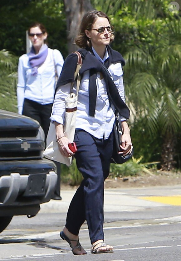 Exclusif - Jodie Foster marche en direction du Four Seasons Hotel à Beverly Hills le 12 avril 2013