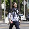 Exclusif - Jodie Foster marche seule dans les rues de Los Angeles le 12 avril 2013