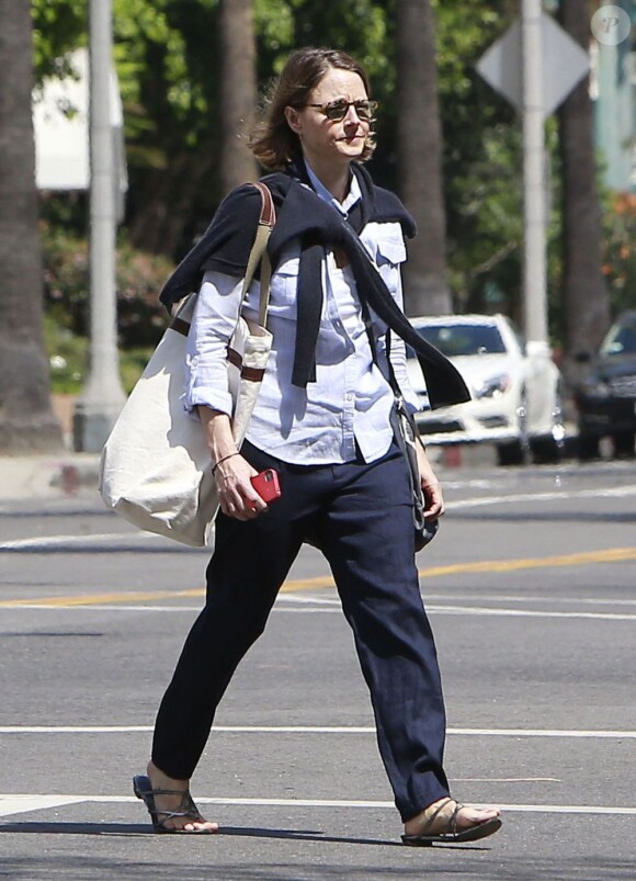 Exclusif - Jodie Foster marche seule dans les rues de Los Angeles le 12 avril 2013