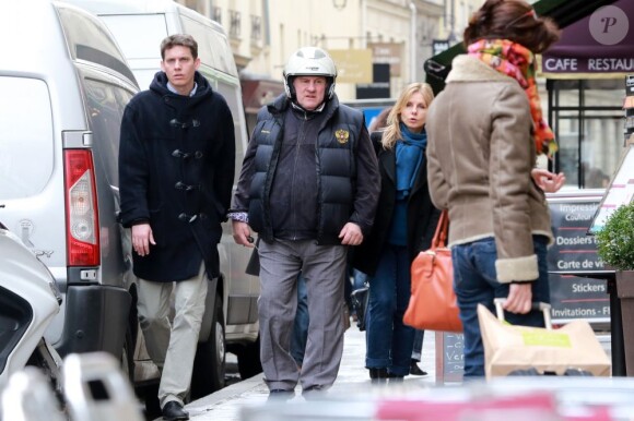 Gérard Depardieu dans les rues de Paris le 11 avril 2013.