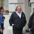 Gérard Depardieu, sa fille Roxane et Luc Besson discutent dans les rues de New York le 13 avril 2013.