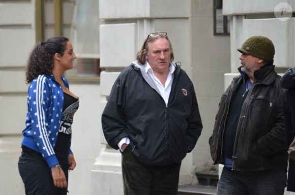 Gérard Depardieu, sa fille Roxane et Luc Besson discutent dans les rues de New York le 13 avril 2013.